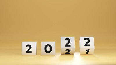 从2022年开始。白色立方体块翻转，以改变2021年到2022年的黄色背景与复制空间。新年快乐概念。