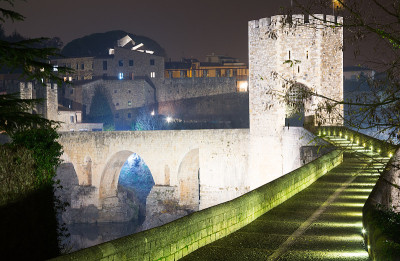 中世纪石桥的夜景照片。Besalu