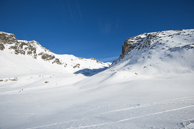 全景式下的雪覆盖山谷在阿尔卑斯山脉