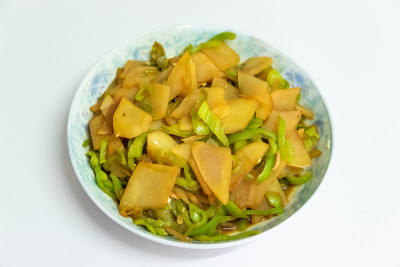 中国菜——土豆和青椒炒