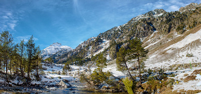 埃斯帕涅桥附近白雪皑皑的比利牛斯山中的一条小河