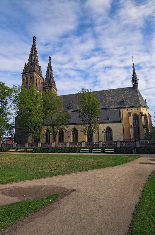 美丽的新哥特式教堂圣彼得和保罗在Vysehrad(“上城堡”)。在一个阳光明媚的早晨拍摄的夏季风景照