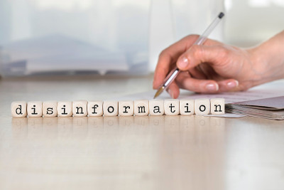 由木制字母组成的单词DISINFORMATION。