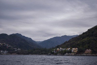 墨西哥巴亚尔塔港周围的山脉，城市和热带丛林的全景景观。