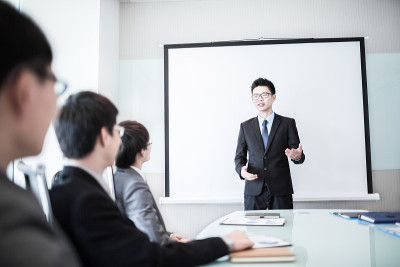 一个商人在给他的同事做演示