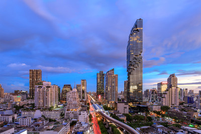 曼谷商业区的城市景观与摩天大楼在暮色中，泰国