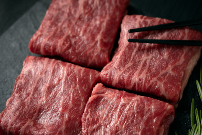 生黑安格斯大理石牛肉切片牛排，黑色木制背景。