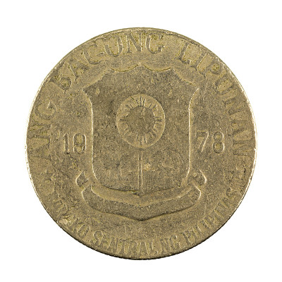 1个菲律宾比索硬币(1978年)正面孤立在白色背景上