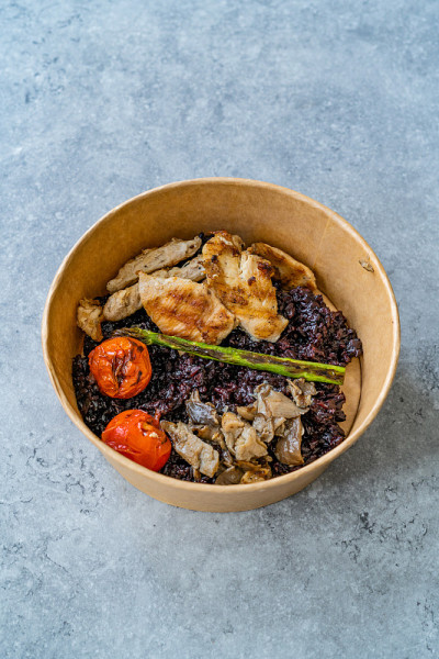 健康食品碗，鸡肉，黑米或菰米，蘑菇，牛油果泥和烤番茄，塑料外卖碗