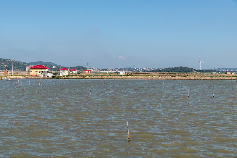 蓝天下，隔海有山有风