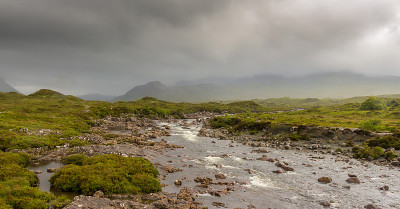 斯凯岛暴风雨天湍急的苏格兰高地河