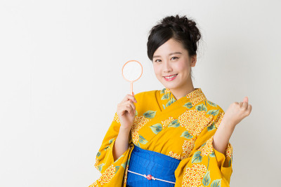 穿着白色背景的浴衣的日本妇女