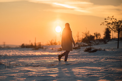 女人在雪地里欣赏日落