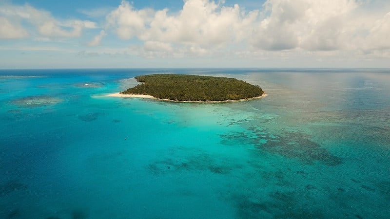 鸟瞰图美丽的海滩热带岛屿。达科岛，菲律宾，Siargao