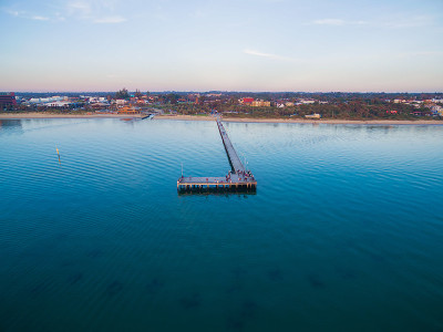 日落时Frankston码头和海滩的鸟瞰图。澳大利亚墨尔本