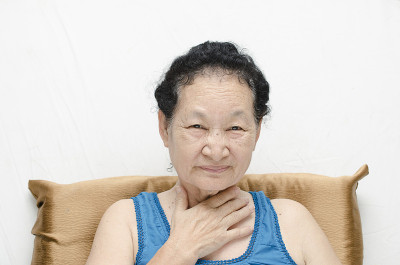 资深女性喉咙痛的表现
