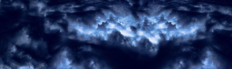 雷暴前天空阴暗多云，全景广阔。风暴飓风阴沉天空。美丽的自然背景