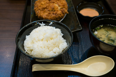 煎猪肉和日本饭的便当套装