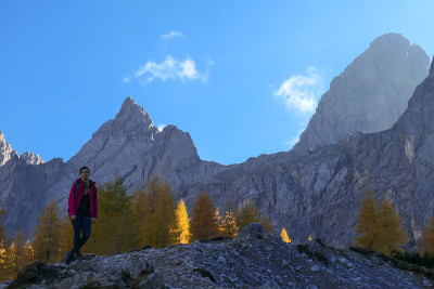 Grosse Gamswiesenspitze -一个在高山上徒步旅行的女孩