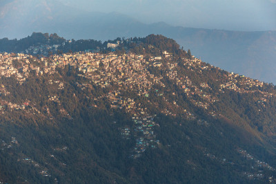 特写的山村在冬天的早晨，从老虎山在冬季观看大吉岭老虎山。印度。