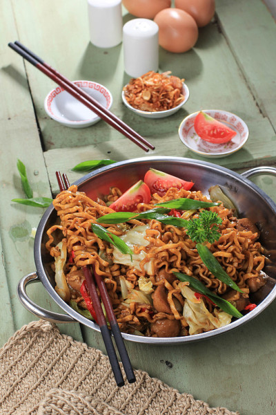 Mie goreng或Stir Fried Egg Noodles是印尼的传统食物，鸡肉、鸡蛋、西红