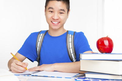 微笑的男生在学习