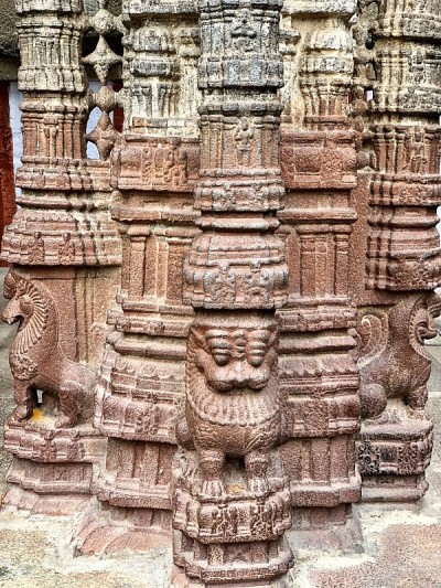 泰米尔纳德邦Kanchipuram历史悠久的Varadharaja Perumal寺庙的外墙由浮雕石