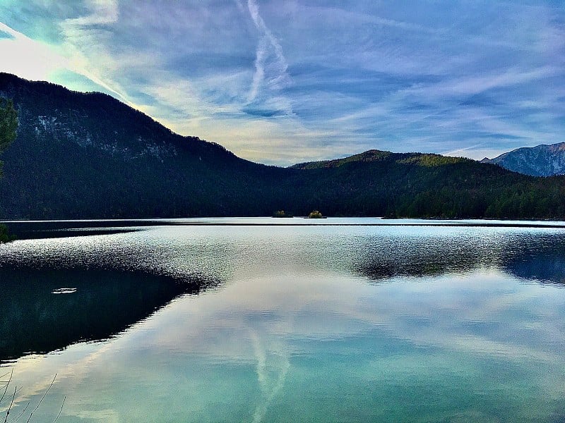 Eibsee(紫杉海)是德国巴伐利亚州的一个湖泊，位于Garmisch-Partenkirchen西