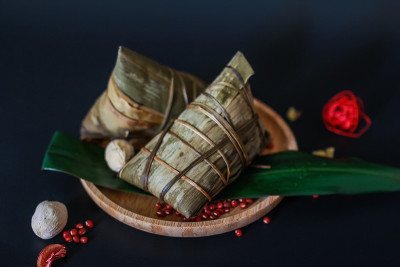 中国饺子，粽子通常在节日期间吃