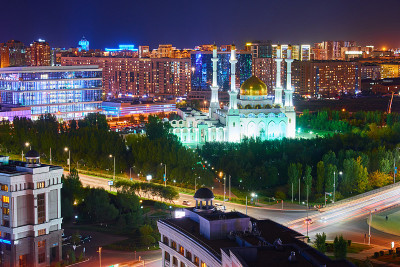 努尔苏丹城的夜景。