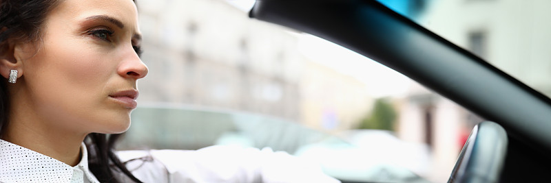女人在城市里开车