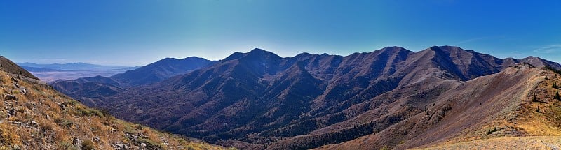 沃萨奇前落基山景观从奥克尔山脉看犹他州湖在秋天。全景视图附近的普罗沃，Timpanogos, Lon