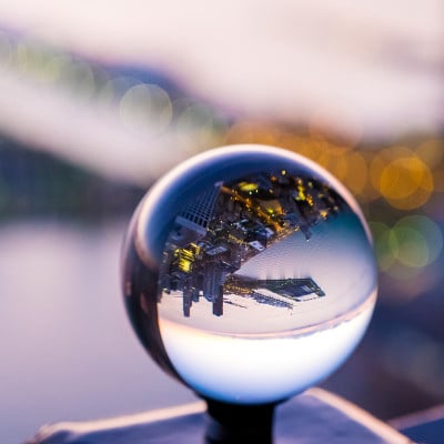 水晶球折射出芝加哥市中心的天际线