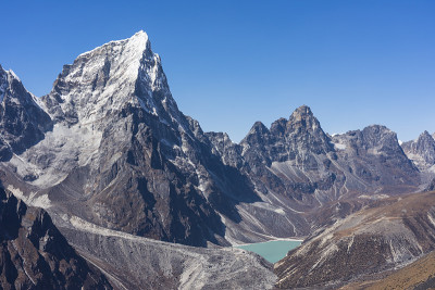位于尼泊尔喜马拉雅山脉的查拉泽峰和小湖基地，珠峰营地徒步旅行
