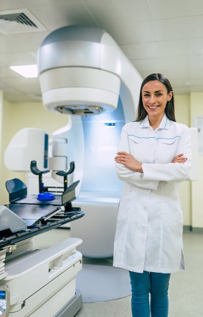 癌症治疗在现代医疗私人诊所或医院用直线加速器。在这名妇女接受癌症放射治疗时，专业的医生团队正在工作