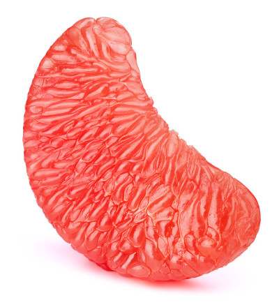 柚子果肉片孤立在白色