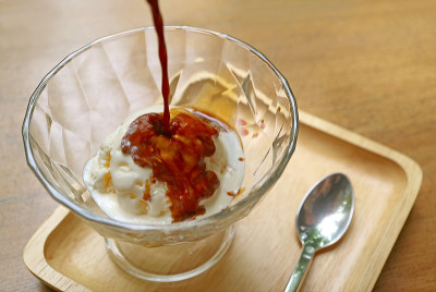 将热的意式浓缩咖啡倒在香草冰淇淋上，做出香浓可口的Affogato