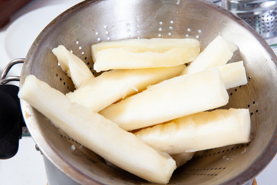 制作一种传统的哥伦比亚油炸丝兰馅饺子，名为carimañolas