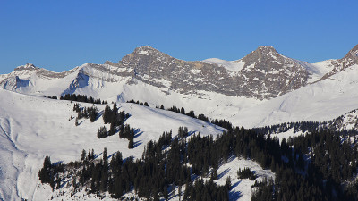 从瑞莱利滑雪区看到的黑香草山和其他山峰