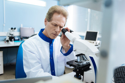 严肃的生物学家分析基因
