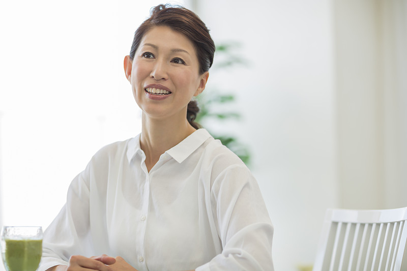 中间的女人和绿色奶昔