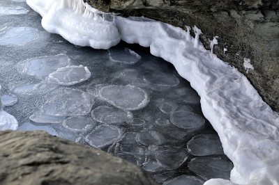 冰天雪地的日本海面上的冰正在融化。春天的时间