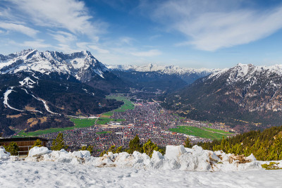 德国巴伐利亚历史小镇Garmisch partenkirchen的春天