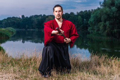 男子在民族武士服装制服与武士刀