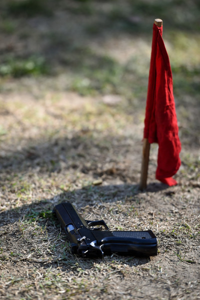 在射击场用9毫米手枪进行户外射击