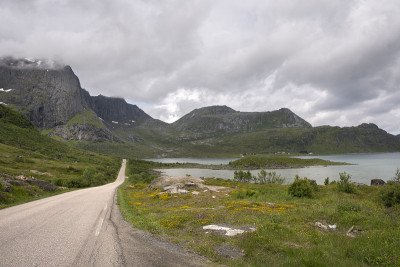 Eggum和Svolvaer公路上的一座山