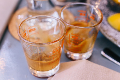 用滤过的咖啡量杯。