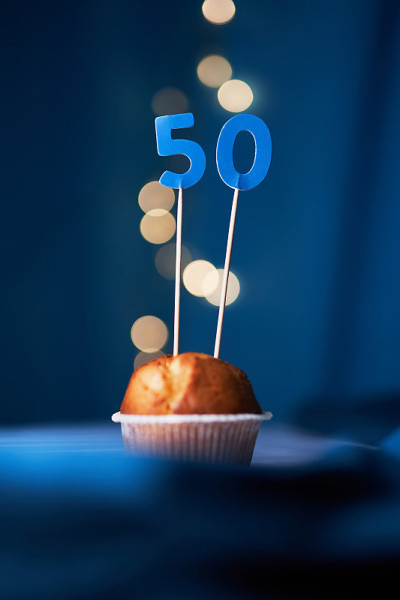 生日蛋糕与50(50)数字和灯光的背景