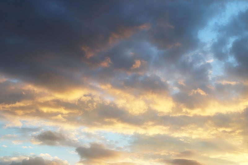 夕阳在傍晚的天空与金色的云在傍晚。为后期设计提供自然背景。对大气中水循环的天气预报。浪漫的心情。