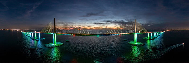 坦帕湾上空的阳光天桥无人机全景图